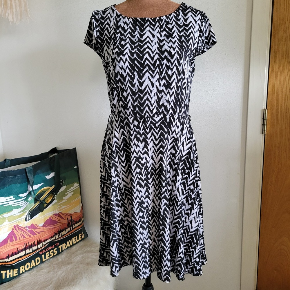 Womens Small Black White Chevron Fit and Flare Dress‎ Short Sleeve Stretch